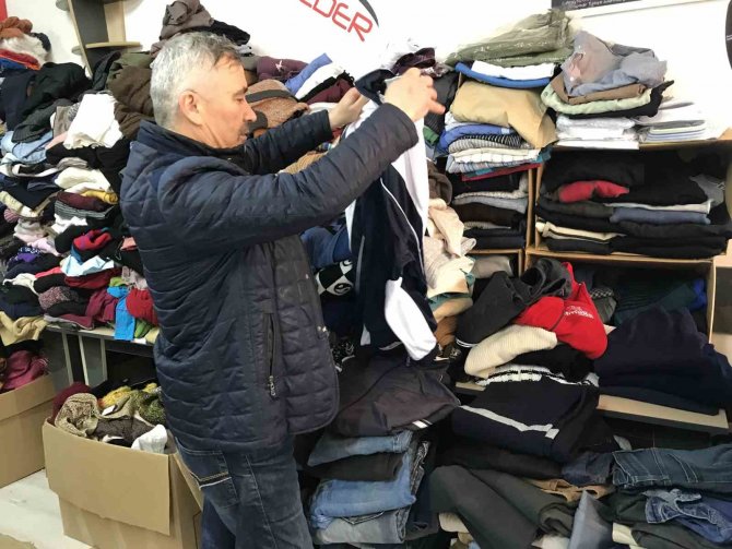 Acısını İçine Gömen Depremzede, Kendiyle Aynı Kaderi Paylaşanlara Yardım Etmek İçin Çalışıyor