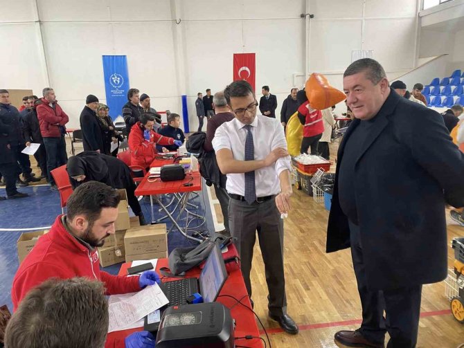 Depremzedelere Kan Bağışı İçin Birbirleriyle Yarıştılar