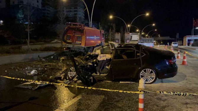 Ankara’da Sulama Tankerine Çarpan Otomobilin Sürücüsü Olay Yerinde Hayatını Kaybetti