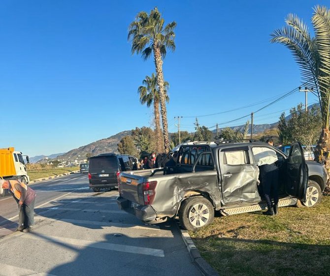 Alanya’da Kamyonetle Minibüs Çarpıştı: 4 Yaralı