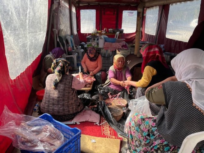 Köy Konağı Depremzedeler İçin Ücretsiz İkram Merkezine Dönüştürüldü