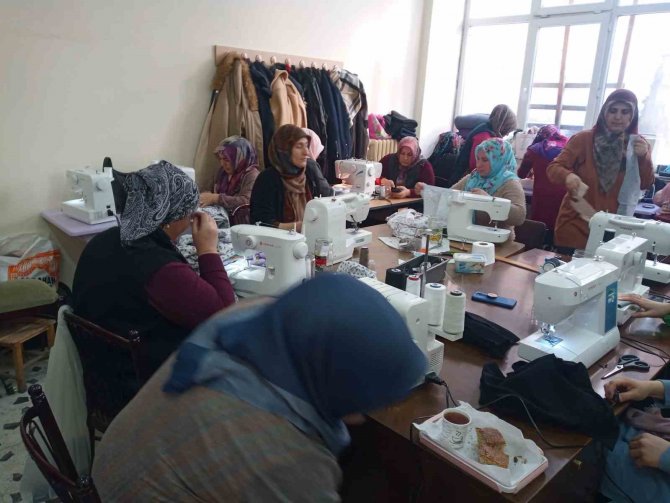 Terzilik Kursiyerleri Deprem Bölgesi İçin Pijama Dikiyor