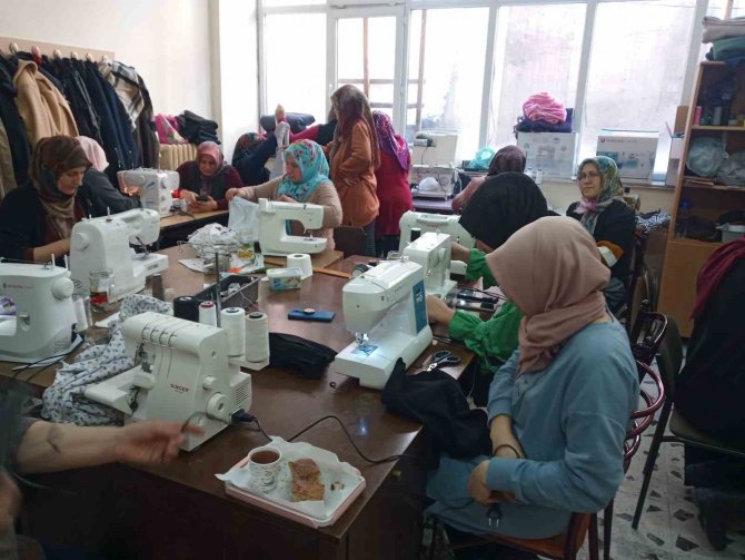 Terzilik Kursiyerleri Deprem Bölgesi İçin Pijama Dikiyor