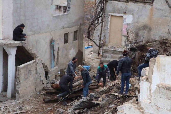 Sular Altında Kalacak Olan İlçedeki Ağaçlar Depremzedeleri Isıtacak