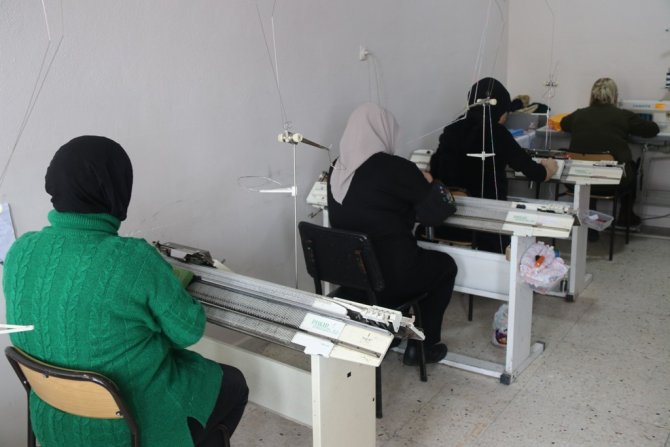 Bitlisli Kadınlar Depremzedeler İçin Giysi Dikiyor