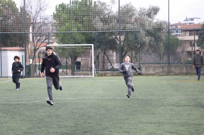 Depremzede Çocuklar Futbol Oynayarak Moral Depoluyor