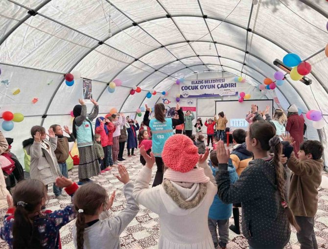 Elazığ Belediyesi Kurduğu Çocuk Oyun Çadırında Depremin İzlerini Silmeye Çalışıyor