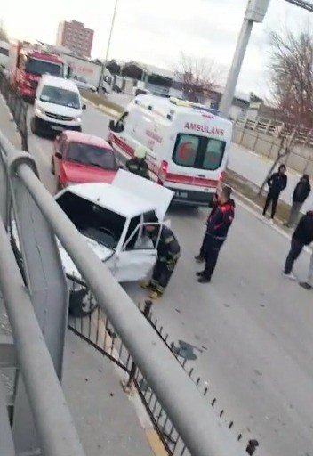 Minibüsle Kafa Kafaya Çarpışan Otomobilin Sürücüsü Yaralandı