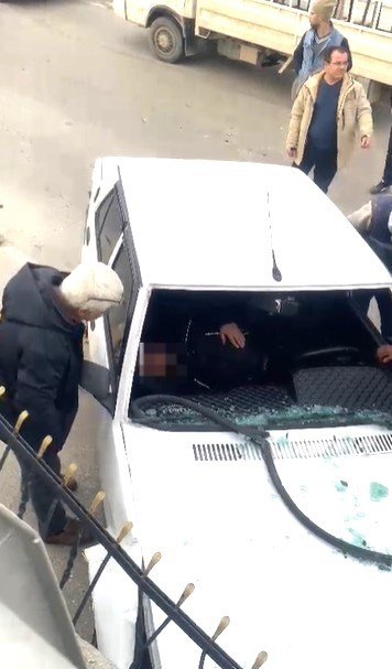 Minibüsle Kafa Kafaya Çarpışan Otomobilin Sürücüsü Yaralandı