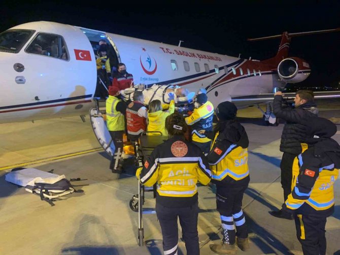 Ambulans Uçak Yaralı Afetzedeler İçin Türkiye Semalarında