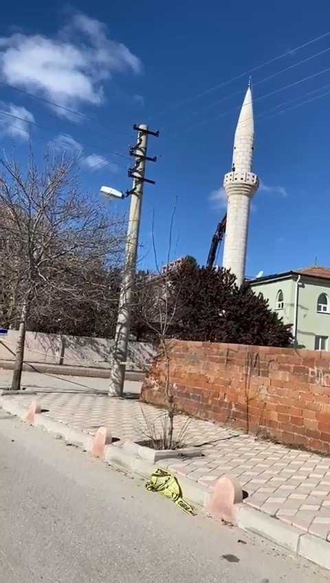 Elazığ’da Hasar Alan Minarelerin Yıkımı Sürüyor