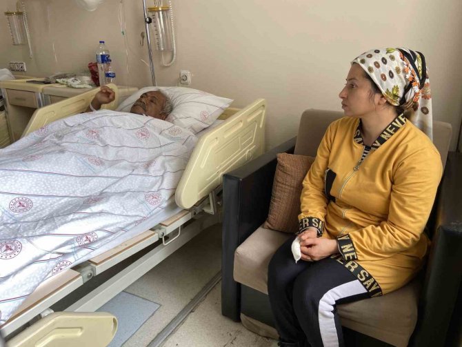 Depremden Sağ Kurtulan Kadın: "Şiddetli Deprem Bizi Yataktan Attı"