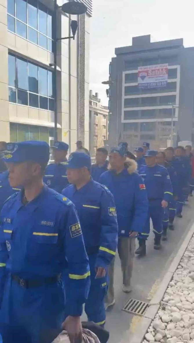 Huawei Çalışanları Çinli Arama Kurtarma Ekibini Alkışlarla Karşıladı