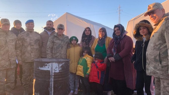 Jandarma Genel Komutanı Orgeneral Çetin, Depremzedelere Yemek Dağıttı