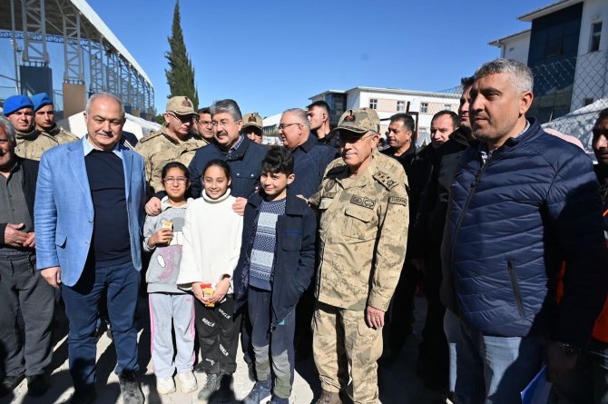 Jandarma Genel Komutanı Orgeneral Çetin, Osmaniye’de Depremzedeleri Ziyaret Etti