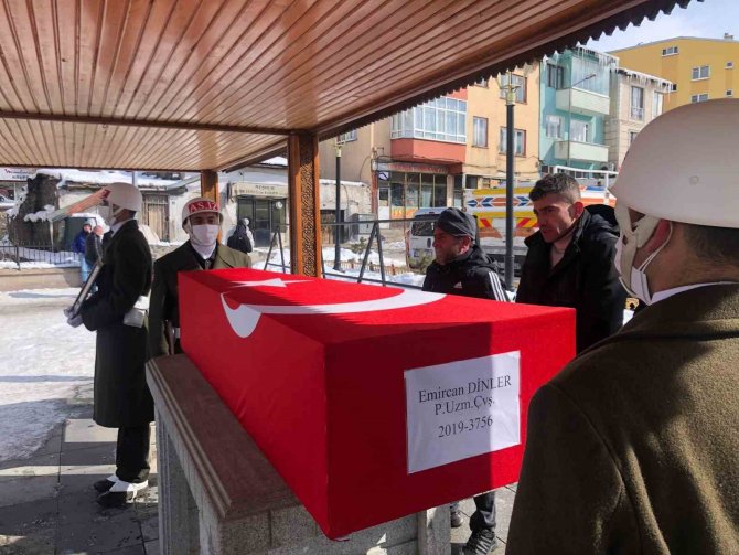 Enkaz Altında Kalarak Hayatını Kaybeden Uzman Çavuş Memleketi Erzurum’da Toprağa Verildi
