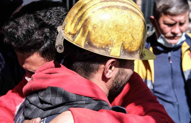 11.günde 248.saatte Kurtarılan Aleyna Ölmez’in Yakınları Madencilere Sarılıp Ağladı