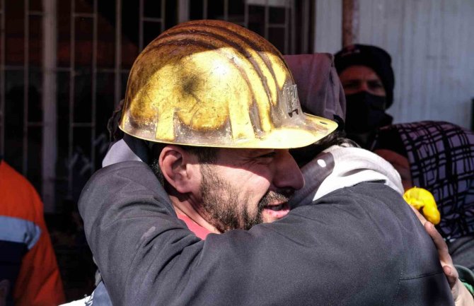 11.günde 248.saatte Kurtarılan Aleyna Ölmez’in Yakınları Madencilere Sarılıp Ağladı
