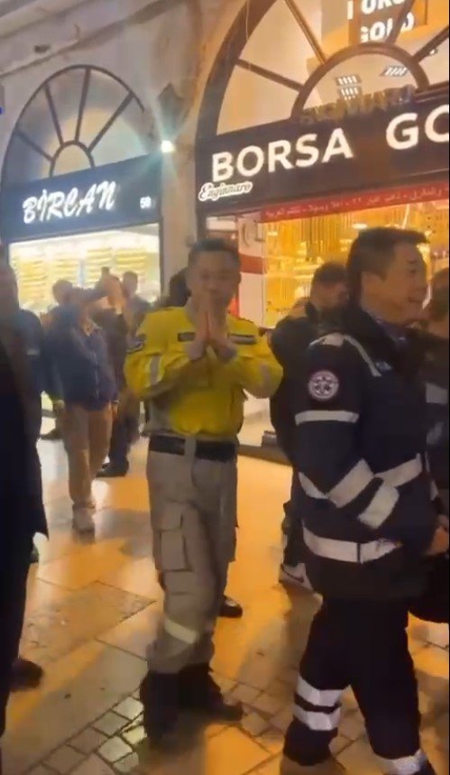Kapalıçarşı Esnafı Çinli Arama Kurtarma Ekibini Alkışlarla Karşıladı