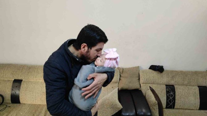 Enkazdan Kurtarılan Fatma Bebek, Şanlıurfa’daki Amcasına Teslim Edildi