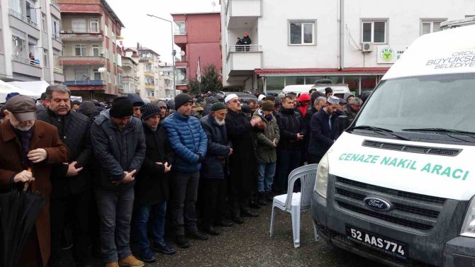 Depremde Hayatını Kaydeden Voleybolcu Gözde Öztürk Son Yolculuğuna Uğurlandı