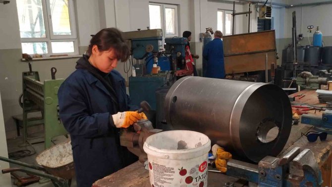 Fabrika Gibi Çalışan Okulda Haftalık 450 Tane Soba Hazır Hale Geliyor