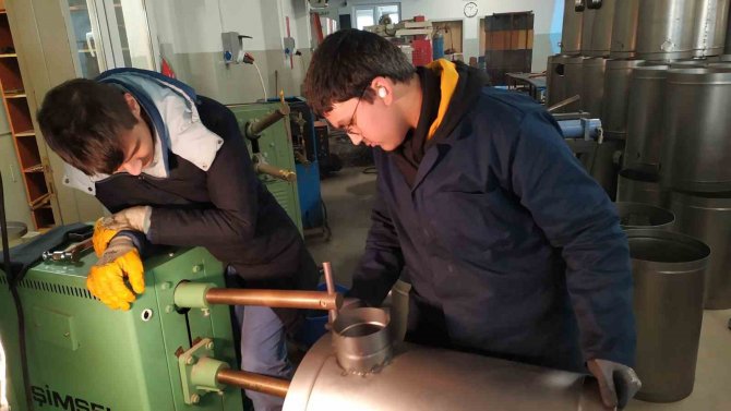 Fabrika Gibi Çalışan Okulda Haftalık 450 Tane Soba Hazır Hale Geliyor