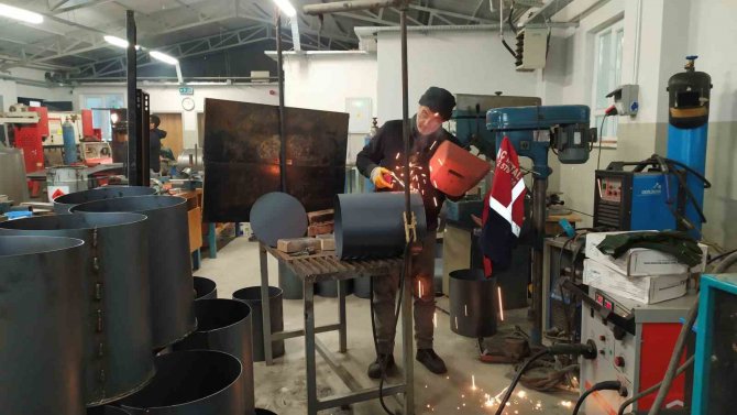 Fabrika Gibi Çalışan Okulda Haftalık 450 Tane Soba Hazır Hale Geliyor