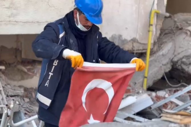 Enkaz Çalışmalarına Destek Veren Zabıta Personelinden ’Türk Bayrağı’ Hassasiyeti