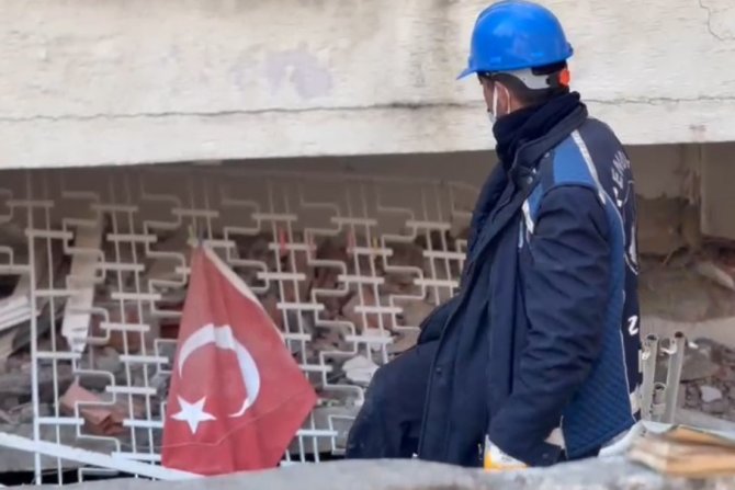 Enkaz Çalışmalarına Destek Veren Zabıta Personelinden ’Türk Bayrağı’ Hassasiyeti