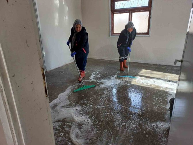 Karesi’de Depremzedeler İçin Tahsis Edilen Evler Temizleniyor
