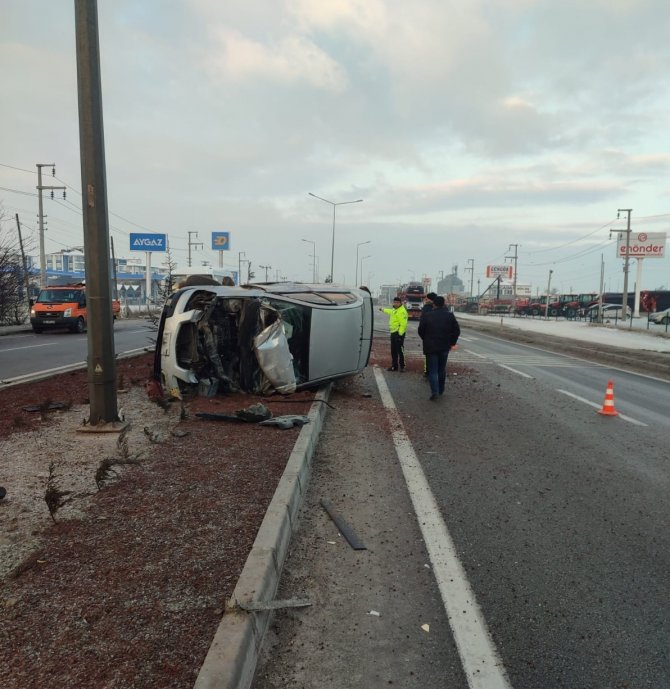 Konya’da Otomobil Refüje Devrildi: 1 Yaralı