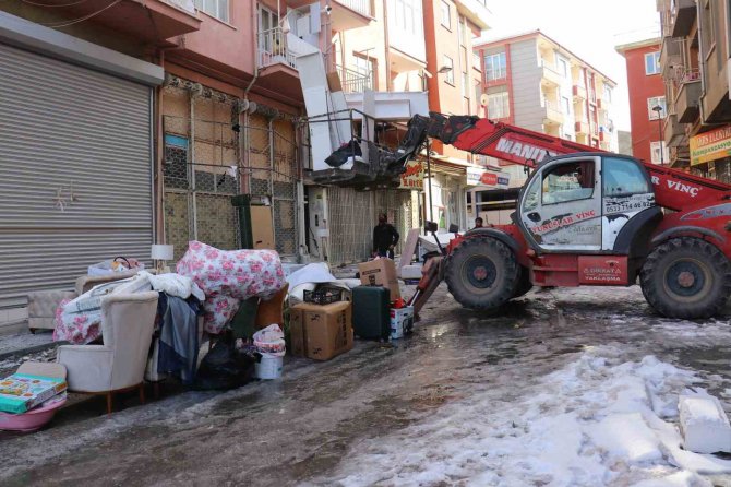 Malatya’da Vatandaşlar Hasarlı Binalardan Eşyalarını Taşımaya Başladı
