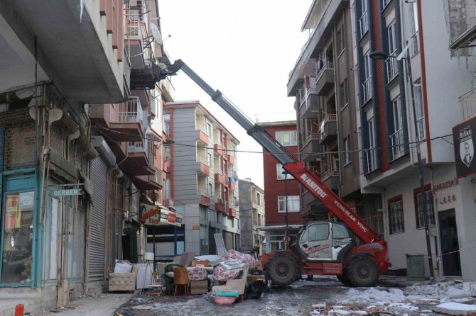 Malatya’da Vatandaşlar Hasarlı Binalardan Eşyalarını Taşımaya Başladı