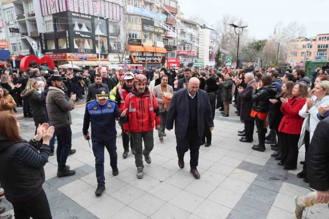İ̇zbak Ekipleri Alkışlarla Karşılandı