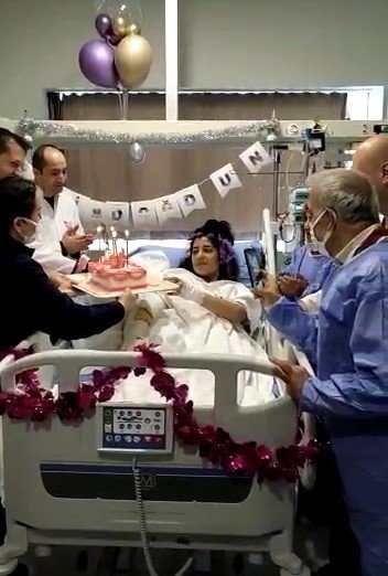 Ailesini Kaybeden Ayşegül’e Hastanede Doğum Günü Sürprizi