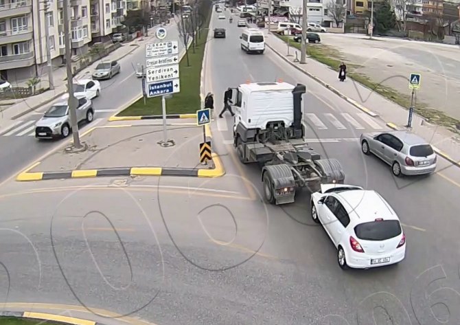 Yaya Geçidinde Yol Vermek İçin Duran Tıra Çarptı