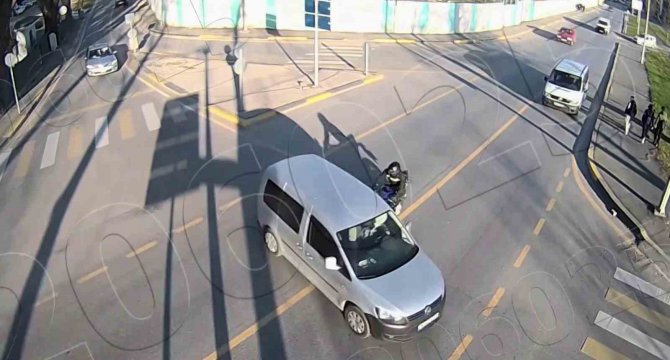 Yaya Geçidinde Yol Vermek İçin Duran Tıra Çarptı