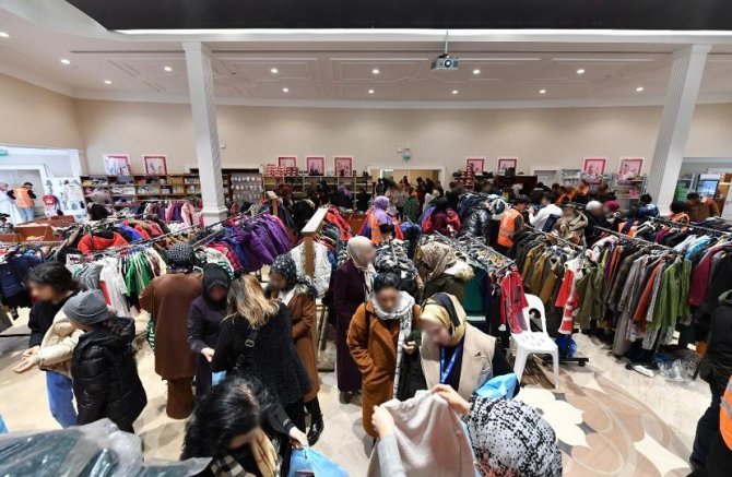 Üsküdar Belediyesi İ̇stanbul’a Gelen Depremzedeler İçin Sosyal Market Açtı