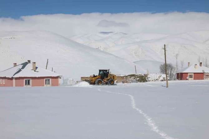 Gürpınar Belediyesi Karla Mücadele Çalışmalarını Aralıksız Sürdürüyor