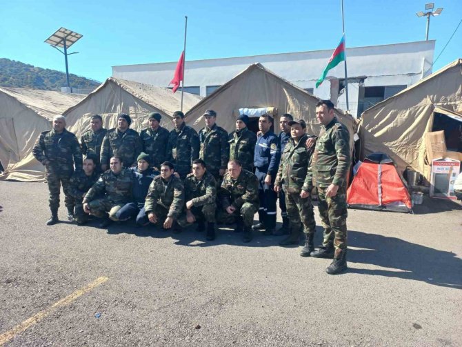 Azerbaycan Arama Kurtarma Personeli Enkazda Bulduğu Paraları Jandarma Ekiplerine Teslim Etti