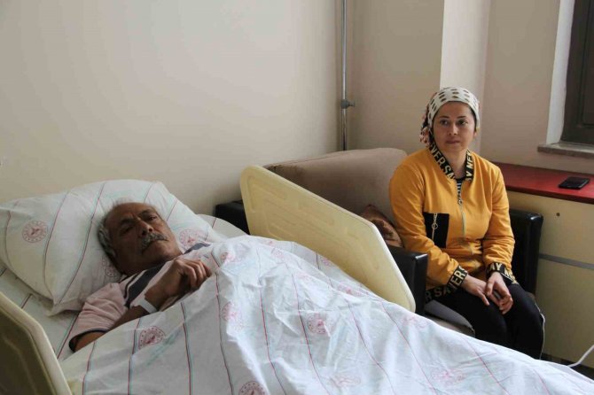 Depremden Sağ Kurtulan Kadın: "Şiddetli Deprem Bizi Yataktan Attı"