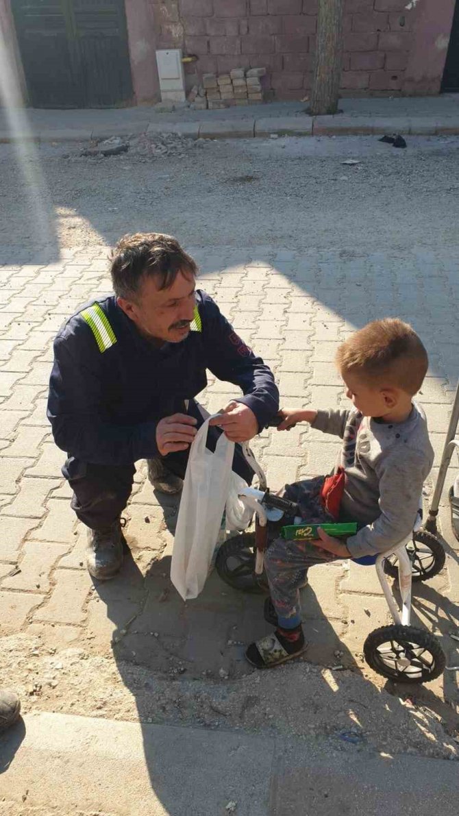 Madenciler Depremden Kurtulan Çocukları Sevindirdi