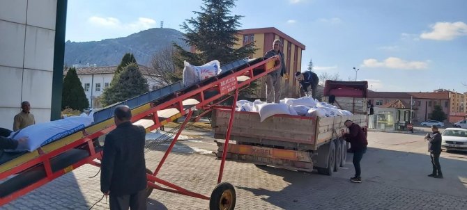 Afet Bölgesindeki Besiciler İçin Yem Desteği Sürüyor