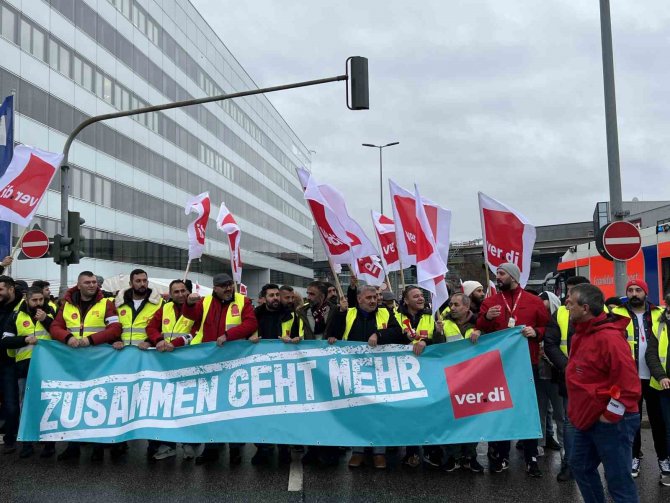Frankfurt Havalimanı Çalışanlarından Protesto