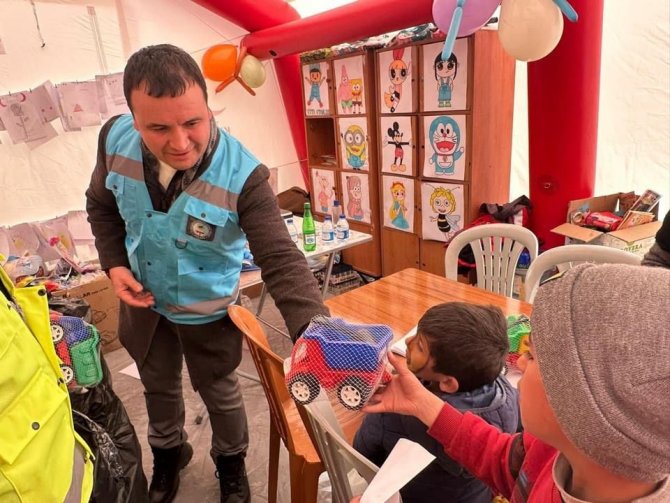 Ankara Oto Esnafı Deprem Bölgesinde Bulunan Çocukları Oyuncaklarla Buluşturdu