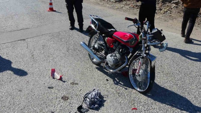 Manavgat’ta Hafif Ticari Araçla Motosiklet Çarpıştı: 1 Yaralı