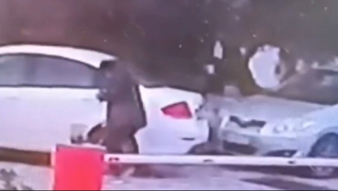 Araçların Lastiklerini Kesen Şahıs, Güvenlik Kamerasına Yakalandı