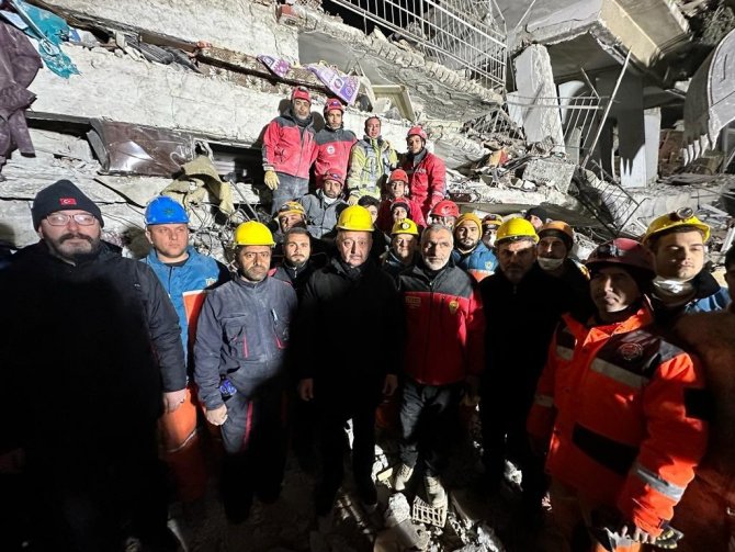 Tahir Büyükakın Deprem Bölgesinde Açıkladı: "Bu Konutların Maalesef Yüzde 51’i 1999 Depreminden Önce İnşa Edildi"