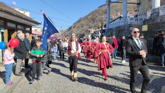 Kosova 15’inci Bağımsızlık Günü’nü Kutluyor
